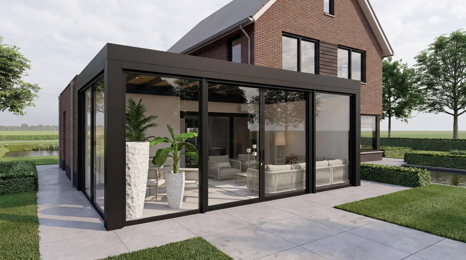 Verandera aluminium schuifpui in antraciet bij baksteen woning aan het water — robuuste schuifpui met lounge en bananenplant