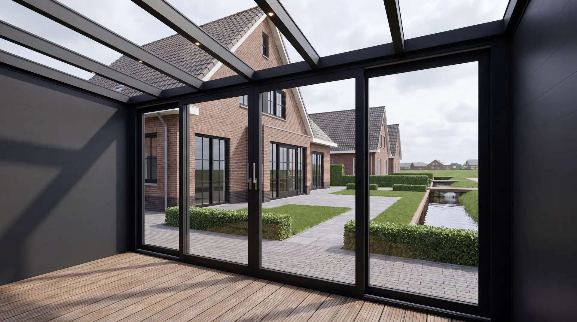 Verandera aluminium schuifpui van binnenuit gezien met houten vloer — uitzicht door grote glaspanelen op landelijke tuin