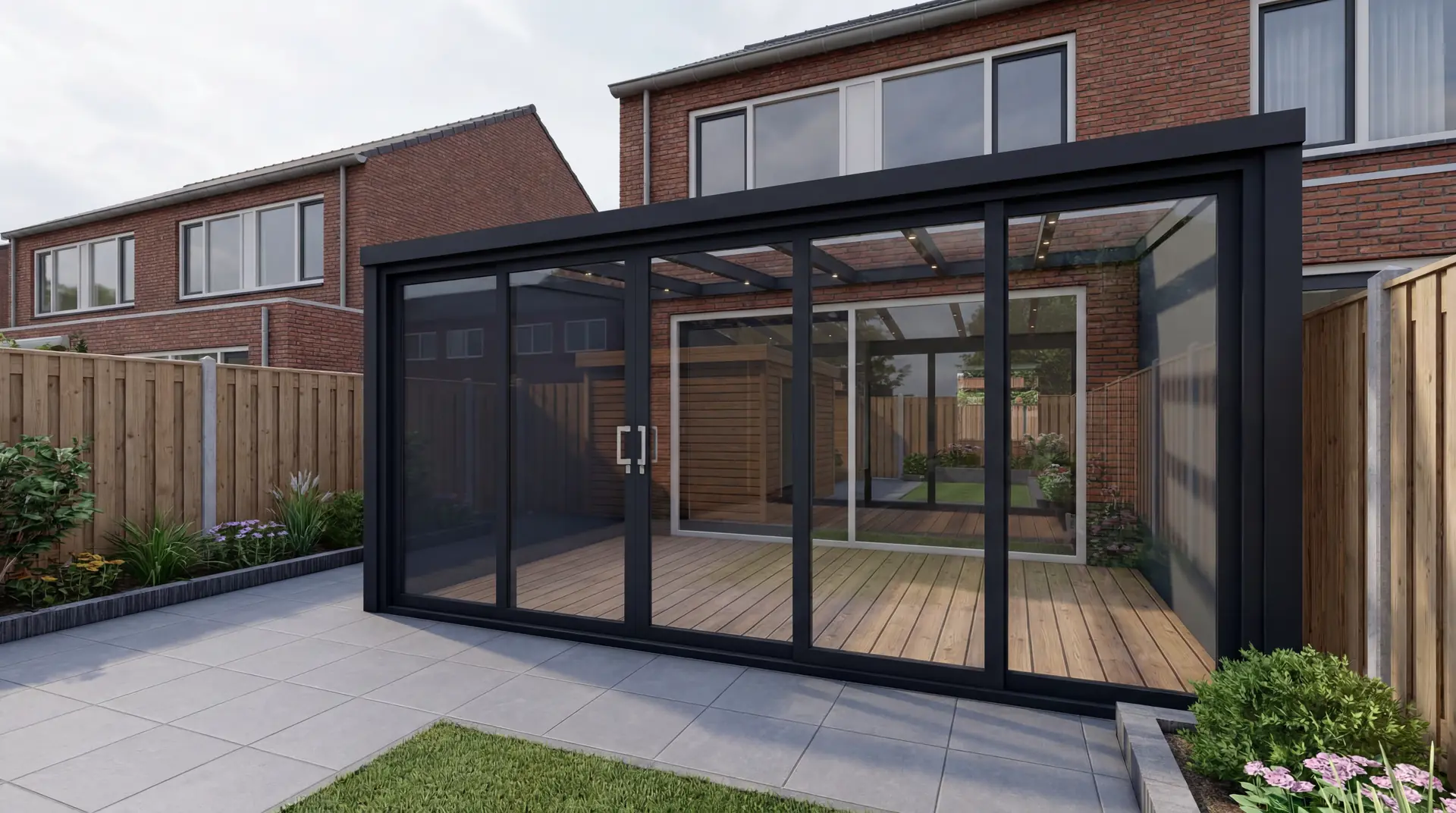 Verandera aluminium schuifpui in antraciet bij rijtjeswoning met houten vloer — afsluitbare tuinkamer met privacy