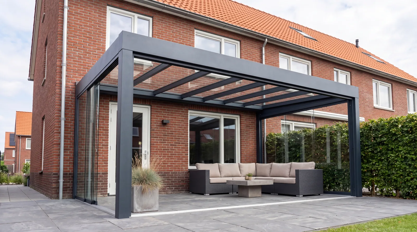 Verandera Cube tuinkamer met glazen wanden in moderne tuin — afsluitbare aluminium tuinkamer