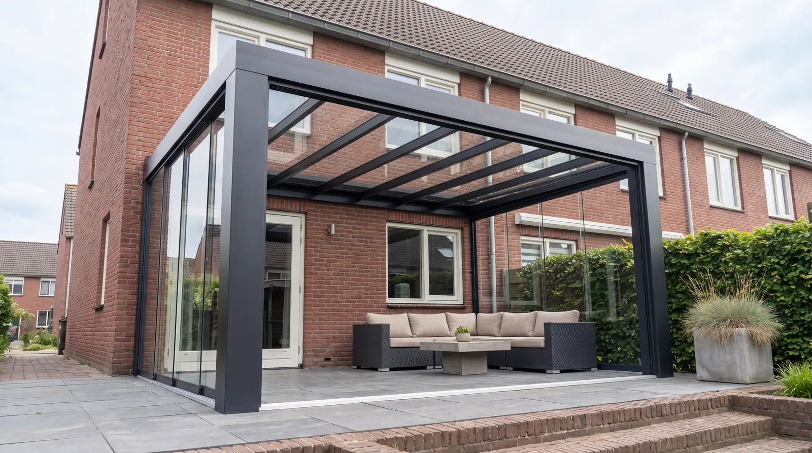 Verandera Cube tuinkamer — architectonisch design met aluminium frame en glazen schuifwanden