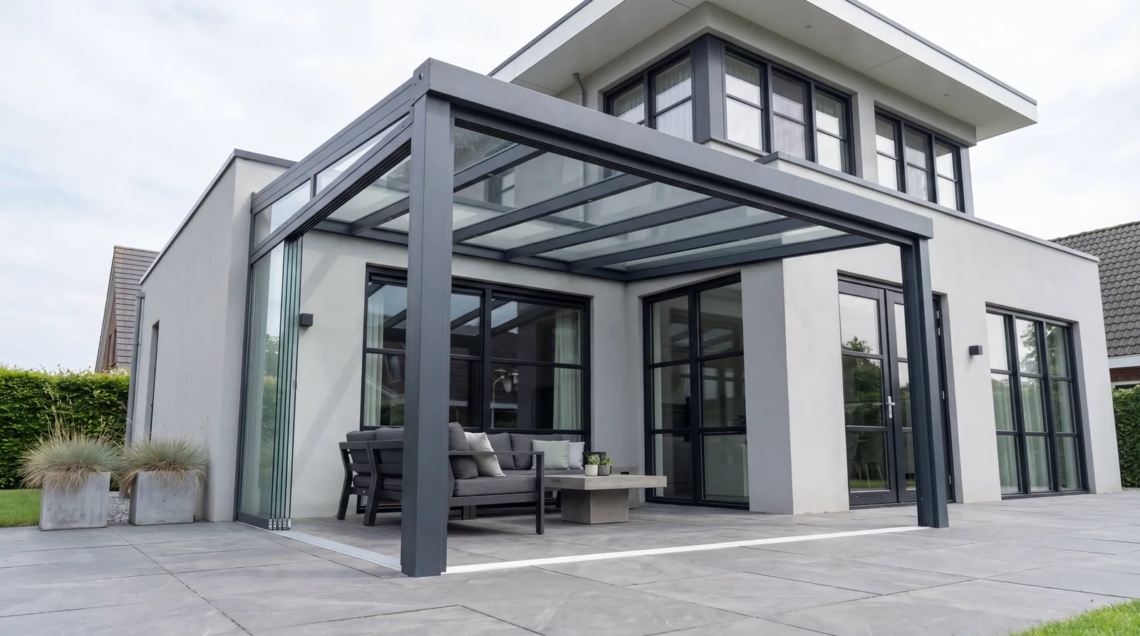 Verandera Elegance veranda bij witte moderne villa met glazen schuifwanden — aluminium veranda op maat