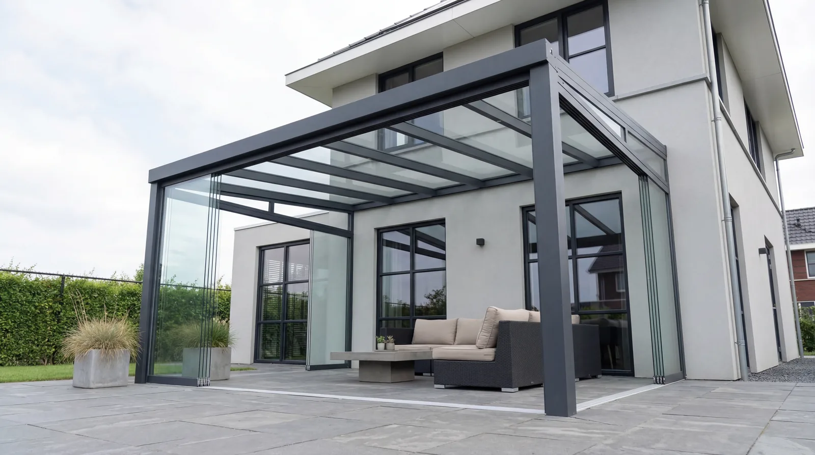 Verandera Elegance veranda met rechte dakgoot bij modern huis — strakke aluminium veranda