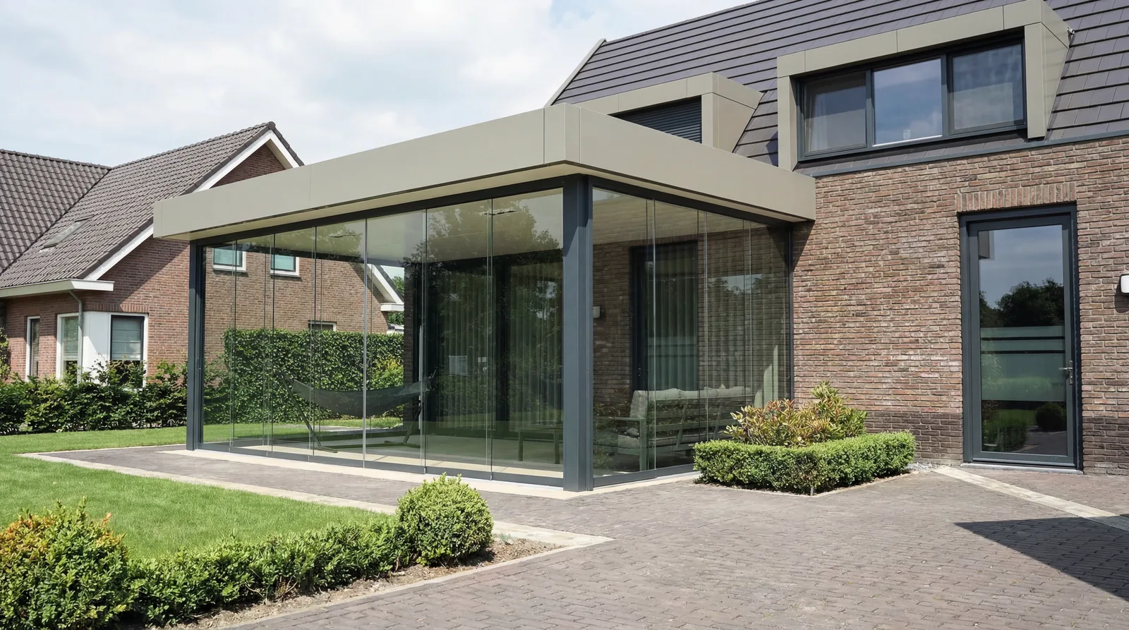 Verandera glazen schuifwand op terras met taupe gootkleur — open glaspanelen voor optimaal lichtdoorgang