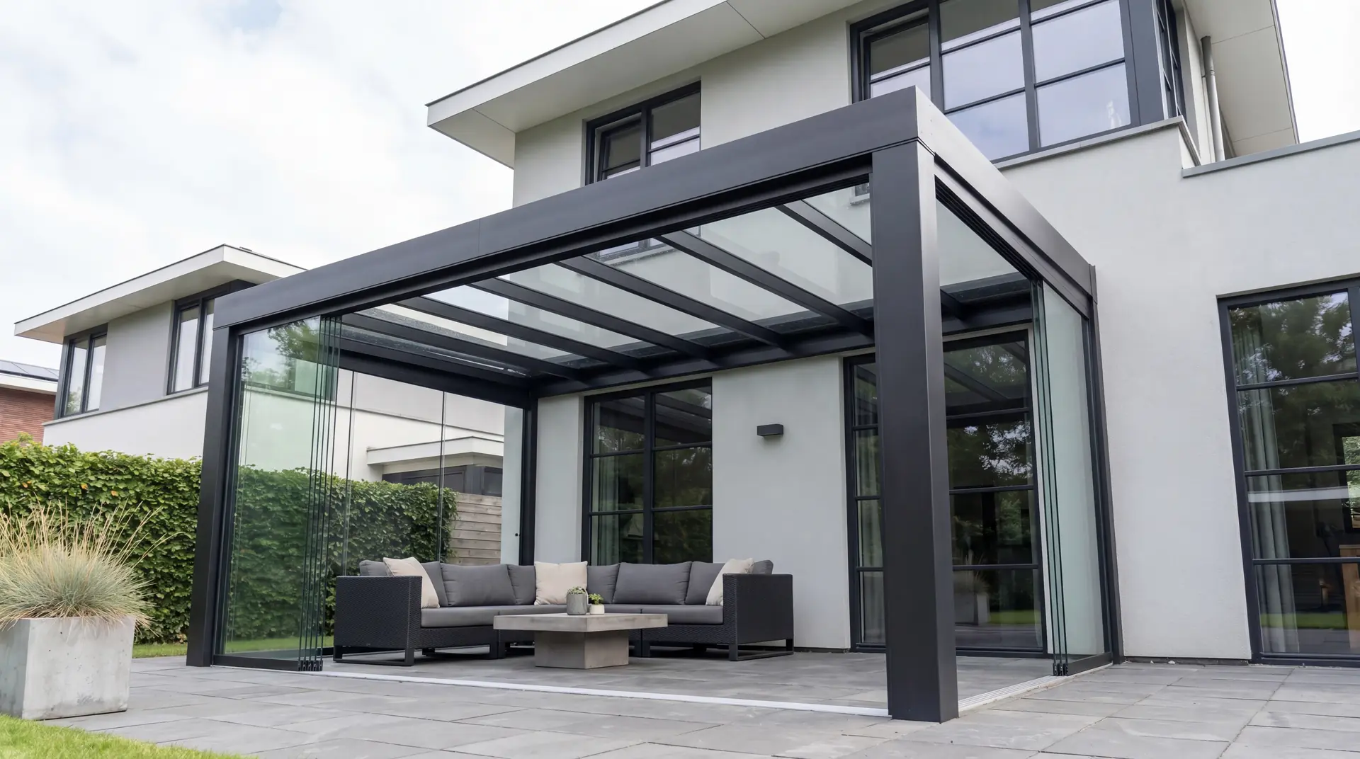 Verandera Majestic tuinkamer in antraciet met glazen schuifwanden bij moderne villa — premium tuinkamer met imposante staanders