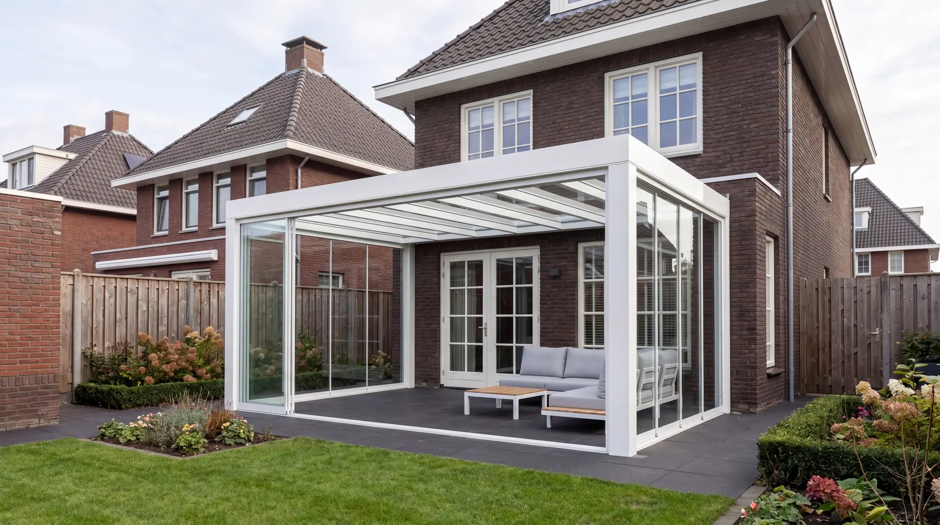 Verandera Majestic tuinkamer in wit bij klassieke woning met dakkapel — luxe tuinkamer met glazen schuifwanden