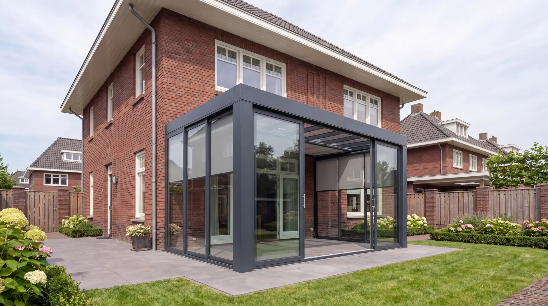 Verandera onderdakzonwering in afgesloten tuinkamer met antraciet aluminium frame — beschermde zonwering met gelijkmatige schaduw
