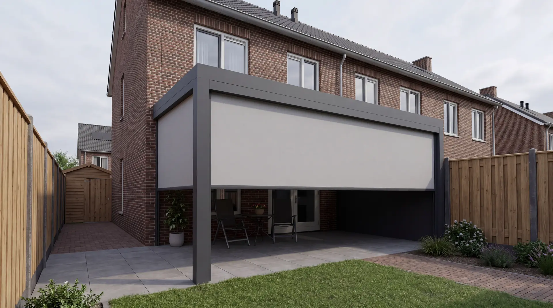 Grote Verandera screen in wit aan zijkant veranda bij rijtjeswoning — effectieve verticale zonwering tegen laagstaande zon