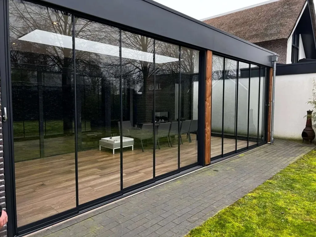 Glazen schuifwanden in antraciet aluminium frame met houten vloer — schuifwanden op maat door Verandera
